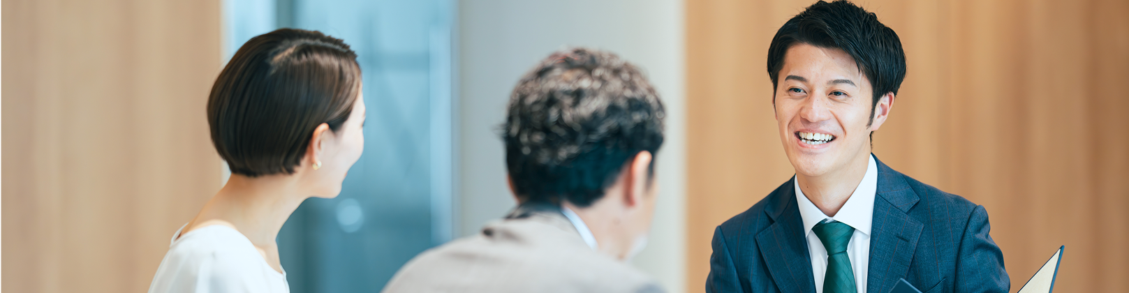 保険の相談をしている方